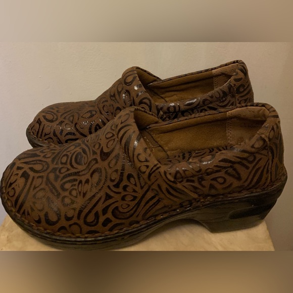 B.O.C BORN PEGGY Women’s Clogs Brown Tumbled Tooled Leather Slip On Shoe Size 9 - Picture 8 of 8